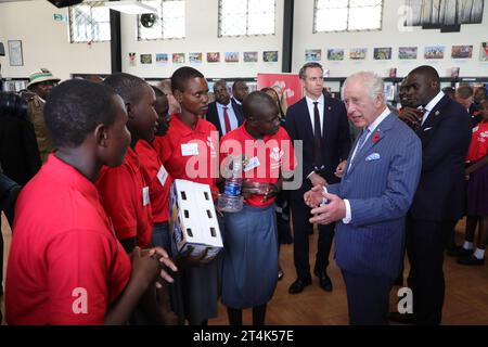 Nairobi, Kenia. 31. Oktober 2023. Der britische König Karl III. Interagiert mit den Begünstigten von Prince’s Trust International in der Eastlands Library in Nairobi. König Karl III. Und Königin Camilla sind auf Einladung des kenianischen Präsidenten William Ruto zu einem viertägigen Staatsbesuch in Kenia. (Foto: John Ochieng/SOPA Images/SIPA USA) Credit: SIPA USA/Alamy Live News Stockfoto