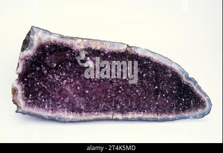 Amethyst-Geode. Amethyst ist eine violette Quarzsorte, violette oder violette Farbe ist auf Eisenvorkommen zurückzuführen. Diese Probe stammt aus brasilien. Stockfoto