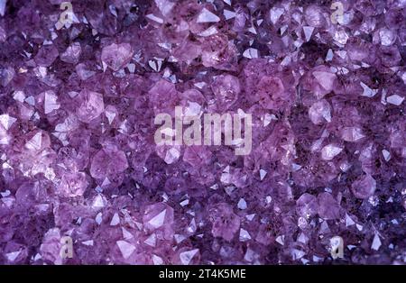 Amethyst Geode, Kristalle Detail. Amethyst ist eine violete Quarzsorte, violette oder violette Farbe ist aufgrund der Eisenpräsenz. Stockfoto