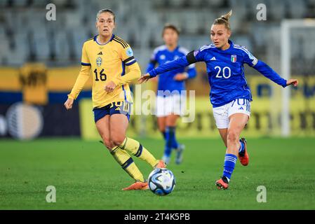 Malmö, Schweden. 31. Oktober 2023. Die schwedische Filippa Angeldal (L) und die Italienerin Giada Greggi während des Gruppenspiels A4 der UEFA Women's Nations League zwischen Schweden und Italien im Eleda Stadion in Malmö, Schweden, am 31. Oktober 2023.Foto: Andreas Hillergren/TT/Code 10600 Credit: TT News Agency/Alamy Live News Stockfoto