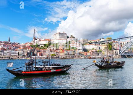 Ragelo-Fischerboote mit Weinfässern, Fluss Douro, Ribeira, ab Vila Nova de Gaia Porto, Porto, Portugal, Europa Stockfoto