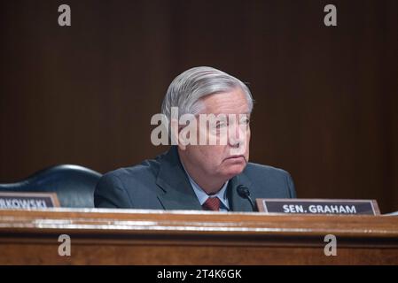 Senatorin Lindsey Graham Republikanerin von South Carolina bei einer Anhörung des Senats für Homeland Security and Government Affairs, um Bedrohungen für die Heimat im Dirksen Senate Office Building in Washington, DC am Dienstag, den 31. Oktober 2023 zu untersuchen. Copyright: XAnnabellexGordonx/xCNPx/MediaPunchx Credit: Imago/Alamy Live News Stockfoto