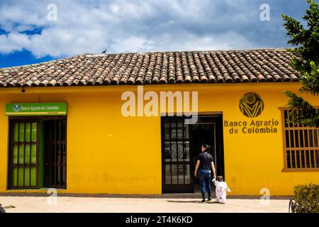 La Calera, Cundinamarca, Kolumbien - 31. Oktober 2023. Fassade der Banco Agrario in La Calera. Finanz- und Bankkonzept. Stockfoto