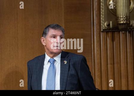 US-Senator Joe Manchin III. Demokrat von West Virginia bei einer Anhörung des Senats zur Prüfung des ergänzenden Antrags auf nationale Sicherheit im Dirksen Senate Office Building in Washington, DC am Dienstag, den 31. Oktober 2023. Copyright: XAnnabellexGordonx/xCNPx/MediaPunchx Credit: Imago/Alamy Live News Stockfoto