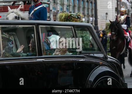 Madrid, Spanien. 31. Oktober 2023. Prinzessin Leonor winkt aus ihrem Auto, als sie durch Madrids Puerta del Sol fährt, auf dem Weg zum Abgeordnetenkongress, wo Prinzessin Leonor von Borbón am Dienstag, als sie 18 Jahre alt wurde, der spanischen Verfassung Treue geschworen hat. Quelle: SOPA Images Limited/Alamy Live News Stockfoto