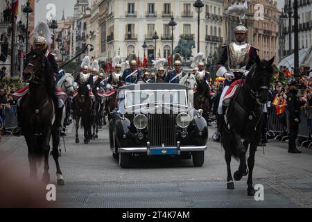 Madrid, Spanien. 31. Oktober 2023. Könige von Spanien werden gesehen, als sie die Puerta del Sol in Madrid auf ihrem Weg zum Abgeordnetenkongress durchqueren, wo Prinzessin Leonor de BorbÛn am Dienstag die Treue zur spanischen Verfassung schwor, als sie 18 Jahre alt. Quelle: SOPA Images Limited/Alamy Live News Stockfoto