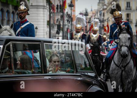 Madrid, Spanien. 31. Oktober 2023. Prinzessin Leonor winkt aus ihrem Auto, als sie durch Madrids Puerta del Sol fährt, auf dem Weg zum Abgeordnetenkongress, wo Prinzessin Leonor von BorbÛn am Dienstag, als sie 18 Jahre alt wurde, der spanischen Verfassung Treue geschworen hat. Quelle: SOPA Images Limited/Alamy Live News Stockfoto