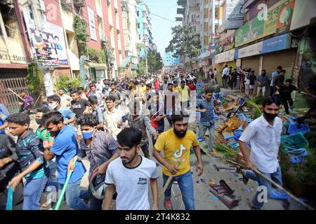 Dhaka, Wari, Bangladesch. 31. Oktober 2023. Bangladeschs Bekleidungsarbeiter protestieren gegen faire Löhne in Dhaka  die Bekleidungsarbeiter, die in den letzten Tagen protestiert hatten, um eine Erhöhung ihrer Löhne zu fordern, behaupteten, dass lokale Führer und Aktivisten der Awami-Liga sie angegriffen hätten. Bangladeschische Bekleidungsarbeiter schreien Parolen, während sie während eines Protestes im Gebiet Mirpur in Dhaka, Bangladesch, am 31. Oktober 2023 eine Straße blockieren. (Kreditbild: © Habibur Rahman/ZUMA Press Wire) NUR REDAKTIONELLE VERWENDUNG! Nicht für kommerzielle ZWECKE! Stockfoto