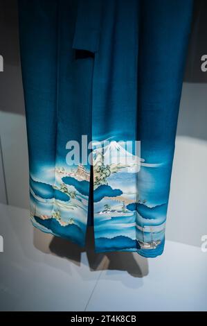 Kimono-Irotomesode aus der Taisho-Ära in Kinsha-Chirimen-Seide. Ausstellung „Kimono: Piel de Seda“ im Museo de Zaragoza mit Stücken von Anita Henry Stockfoto