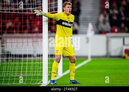 Stuttgart, Deutschland. 31. Oktober 2023. Fußball: DFB Cup, VfB Stuttgart - 1. FC Union Berlin, 2. Runde, MHPArena. Stuttgarter Torhüter Alexander Nübel Gesten. Hinweis: Tom Weller/dpa – WICHTIGER HINWEIS: gemäß den Vorgaben der DFL Deutsche Fußball Liga und des DFB Deutscher Fußball-Bund ist es verboten, im Stadion und/oder des Spiels aufgenommene Fotografien in Form von Sequenzbildern und/oder videoähnlichen Fotoserien zu verwenden oder zu verwenden./dpa/Alamy Live News Stockfoto