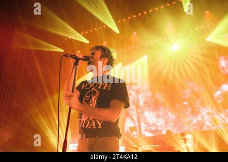 Kopenhagen, Dänemark. 30. Oktober 2023. Die britische Rockband Enter Shikari gibt ein Live-Konzert im VEGA in Kopenhagen. Hier ist Sänger Rou Reynolds live auf der Bühne zu sehen. (Foto: Gonzales Photo/Alamy Live News Stockfoto