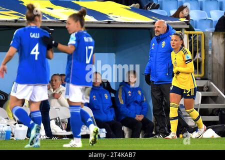 Malmö, Schweden. 31. Oktober 2023. Malmö New Arena, Malmö, Schweden, 31. Oktober 2023: Johanna Rytting Kaneryd (19 Schweden) und Assistenztrainer Magnus Wikman während des Spiels in der UEFA Nations League am 31. Oktober 2023 zwischen Schweden und Italien im Malmö New Stadium in Malmö, Schweden (Peter Sonander/SPP) Credit: SPP Sport Press Photo. /Alamy Live News Stockfoto