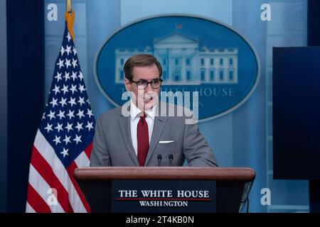 John Kirby, Koordinator des nationalen Sicherheitsrats für strategische Kommunikation, nimmt am täglichen Briefing im Weißen Haus in Washington, DC, am 31. Oktober 2023 Teil. Copyright: XChrisxKleponisx/xCNPx/MediaPunchx Credit: Imago/Alamy Live News Stockfoto