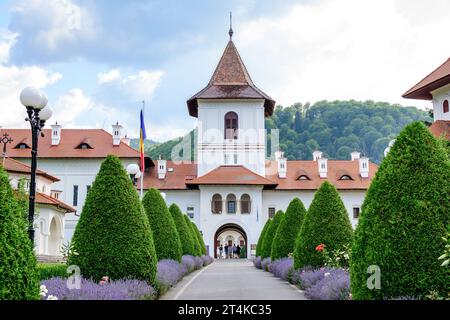 Sambata, Rumänien, 17. Juli 2021 - Hauptgasse in Richtung des orthodoxen Klosters Brancoveanu (Manastirea Brancoveanu) in einem Dorf im Kreis Brasov im Süden Stockfoto