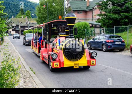 Sinaia, Rumänien - 3. Juli 2021: Farbenfroher Zug für Kinder in einer Straße im Zentrum der Stadt in der Nähe des Bucegi-Gebirges (Muntii Bucegi) in Prahova Stockfoto