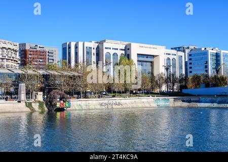 Bukarest, Rumänien, 20. November 2021: Hauptgebäude des Gerichts von Bukarest an einem sonnigen Herbsttag Stockfoto