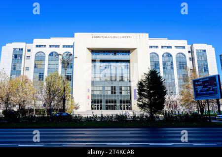 Bukarest, Rumänien, 20. November 2021: Hauptgebäude des Gerichts von Bukarest an einem sonnigen Herbsttag Stockfoto