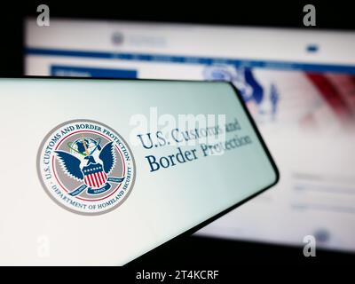 Smartphone mit Zollsiegel der Vereinigten Staaten (United States Customs and Border Protection, CBP) vor der Website. Fokus auf der linken Seite des Telefondisplays. Stockfoto