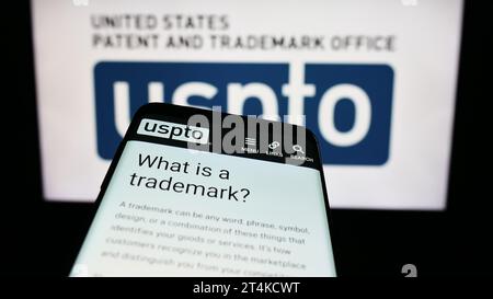 Smartphone mit Website der Agentur United States Patent and Trademark Office (USPTO) vor dem Logo. Fokussieren Sie sich oben links auf der Telefonanzeige. Stockfoto