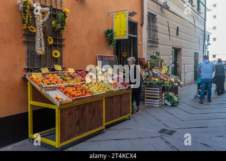 Außenansicht eines Gemüseläden mit Obst und Gemüse auf dem Gehweg in der Altstadt der Küstenstadt Loano, Savona, Ligurien, Italien Stockfoto