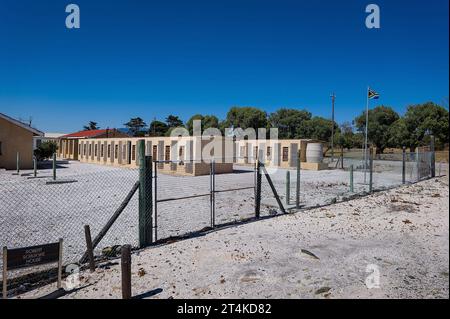 29.10.2023, xovx, Politik, Reise. Robben Island - Gefängnisinsel vor Kapstadt Gefängnistrakt in dem der Vorsitzende des Panafricanist Congress, Robert Sobukwe sechs Jahre in Einzelhaft gehalten wurde. Die Insel Robben ist eine Insel zwölf Kilometer vor der südafrikanischen Stadt Kapstadt. In dem einstigen Gefängnis auf der Insel wurden dort politische Gefangene während der Apartheit inhaftiert. Darunter u.a. Walter Sisulu, Ahmed Kathrada, Robert Sobukwe, sowie der spätere Staatspräsident Nelson Mandela der dort als politischer Häftling fast zwei Jahrzehnte in einer vier Quadratmeter großen Einze Stockfoto