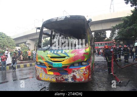 Dhaka Bangladesch 31. Oktober 2023. Am ersten Tag der 72-stündigen Blockade, die von der Bangladesch Nationalist Party BNP und der Jamaat-e-Islam Party ausgerufen wurde, miscrea Stockfoto