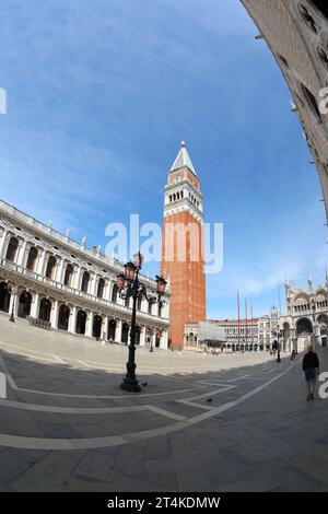 Venedig, VE, Italien - 18. Mai 2020: Glockenturm des Heiligen Markus auf dem Hauptplatz und Nationalbibliothek namens biblioteca marciana Stockfoto