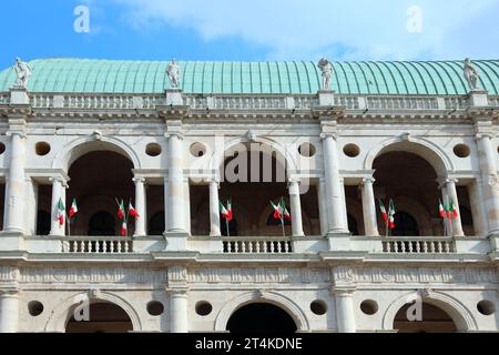 Vicenza, VI, Italien - 2. Juni 2020: Antiker Palast namens BASILICA PALLADIANA mit vielen italienischen Fahnen ohne Menschen Stockfoto