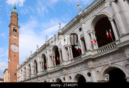 Vicenza, VI, Italien - 1. Juni 2020: Denkmal namens BASILICA PALLADIANA und das Kupferdach mit antikem Turm mit Fahnen Stockfoto