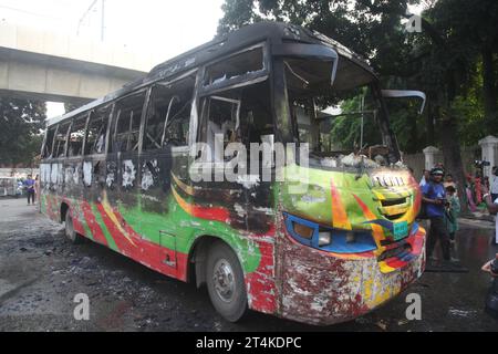 Dhaka Bangladesch 31. Oktober 2023. Am ersten Tag der 72-stündigen Blockade, die von der Bangladesch Nationalist Party BNP und der Jamaat-e-Islam Party ausgerufen wurde, miscrea Stockfoto