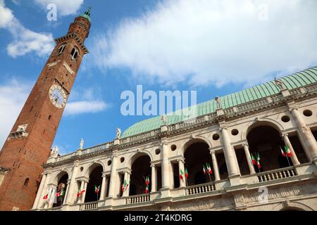 Vicenza, VI, Italien - 1. Juni 2020: Denkmal namens BASILICA PALLADIANA und das Kupferdach mit italienischen Fahnen Stockfoto