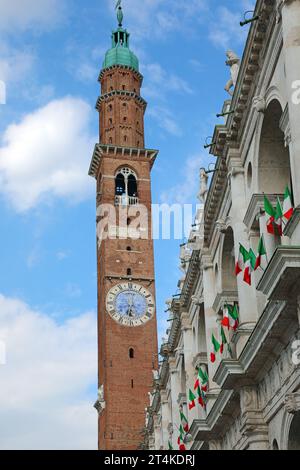 Vicenza, VI, Italien - 1. Juni 2020: Basilica Palladiana ist ein Renaissancebau auf dem Hauptplatz, genannt Piazza dei Signori und Bürgerturm TORRE B Stockfoto