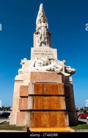 Ein Kriegsdenkmal in Brindisi, Italien zum Gedenken an die Toten im Ersten Weltkrieg zwischen 1915-1918, als Italien in den Krieg eintrat. Stockfoto