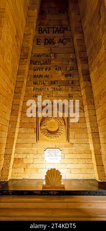 Die Krypta im Inneren des Big Rudder Monuments, die dem Gedenken an italienische Seeleute gewidmet ist, die im Ersten Weltkrieg starben. Stockfoto