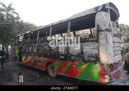 Dhaka Bangladesch 31. Oktober 2023. Am ersten Tag der 72-stündigen Blockade, die von der Bangladesch Nationalist Party BNP und der Jamaat-e-Islam Party ausgerufen wurde, miscrea Stockfoto