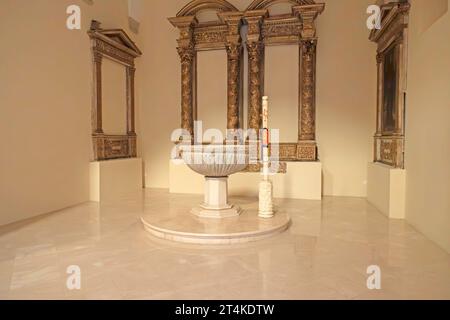 Das Taufbecken in der Pfarrkirche St. Antonius (Parrocchia Sant’Antonio) in Monopoli, Italien. Stockfoto