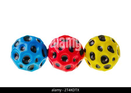 Nahaufnahme von drei mehrfarbigen elastischen PU-Airballs für Innen- und Außenaktivitäten, isoliert auf weißem Hintergrund. Stockfoto