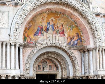 Venedig, VE, Italien - 18. Mai 2020: Religiöses goldenes Mosaik über dem Tor der Markusbasilika Stockfoto