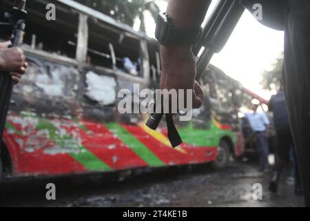 Dhaka Bangladesch 31. Oktober 2023. Am ersten Tag der 72-stündigen Blockade, die von der Bangladesch Nationalist Party BNP und der Jamaat-e-Islam Party ausgerufen wurde, miscrea Stockfoto