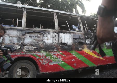 Dhaka Bangladesch 31. Oktober 2023. Am ersten Tag der 72-stündigen Blockade, die von der Bangladesch Nationalist Party BNP und der Jamaat-e-Islam Party ausgerufen wurde, miscrea Stockfoto