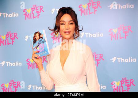 Verona Pooth bei der Veranstaltung für ihr neues Buch 'die Supermilf: Werde auch du eine Super-Mitten-im-Leben-Frau' am 31.10.2023 im Schmidtchen the Stockfoto