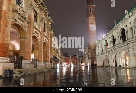 Vicenza, VI, Italien - 15. Januar 2023: Nachtblick auf das historische Zentrum mit dem Hauptplatz mit Reflexen von Straßenlaternen nach dem Regen Stockfoto