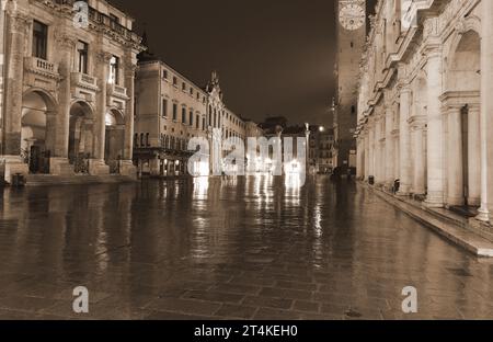 Vicenza, VI, Italien - 15. Januar 2023: Hauptplatz namens PIAZZA DEI SIGNORI im historischen Zentrum mit Sepia-Ton nach dem Regen Stockfoto