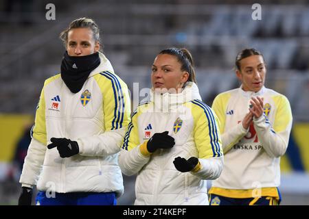 Malmö, Schweden. 31. Oktober 2023. Malmo New Arena, Malmö, Schweden, 31. Oktober 2023: Johanna Rytting Kaneryd (19 Schweden), Nathalie Bjorn (14 Schweden) und Rosa Kafaji (23 Schweden) nach dem Spiel in der UEFA Nations League am 31. Oktober 2023 zwischen Schweden und Italien im Malmö New Stadium in Malmö, Schweden (Peter Sonander/SPP) Guthaben: SPP Sport Pressefoto. /Alamy Live News Stockfoto