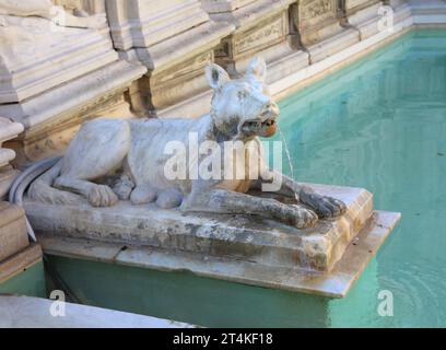 Siena, SI, Italien - 20. Februar 2023: Fonte Gaia ist ein monumentaler Brunnen auf dem Piazza del Campo Stockfoto