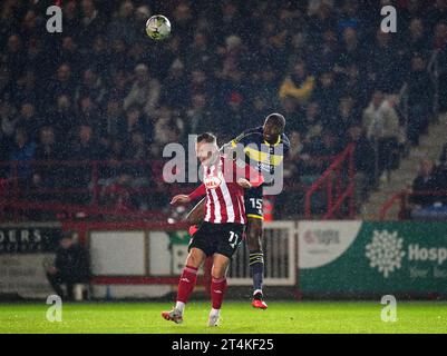 James Scott (links) von Exeter City und Middlesbrough's Anfernee Dijksteel kämpfen um den Ball während des Spiels der vierten Runde des Carabao Cup in St James Park, Exeter. Bilddatum: Dienstag, 31. Oktober 2023. Stockfoto