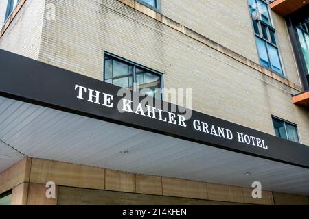 ROCHESTER, MN, USA - 21. OKTOBER 2023: Außenansicht und Markenlogo des Kahler Grand Hotels. Stockfoto