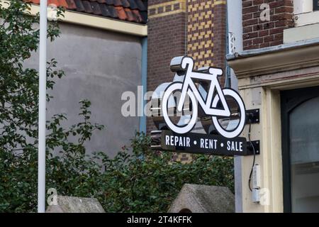 Schild für Fahrradreparaturverleih oder -Verkauf in Haarlemmerstraat, Amsterdam Stockfoto