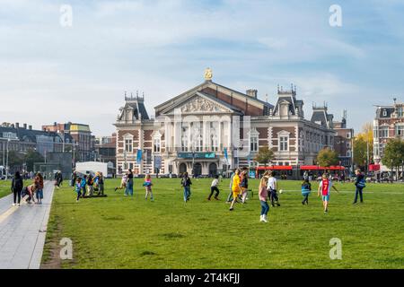 Kinder, die Fußball spielen, spielen im Concertgebouw in Amsterdam. Stockfoto
