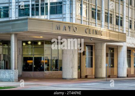 ROCHESTER, MN, USA – 21. OKTOBER 2023: Außenansicht des Gebäudes der Mayo Clinic und Markenlogo. Stockfoto